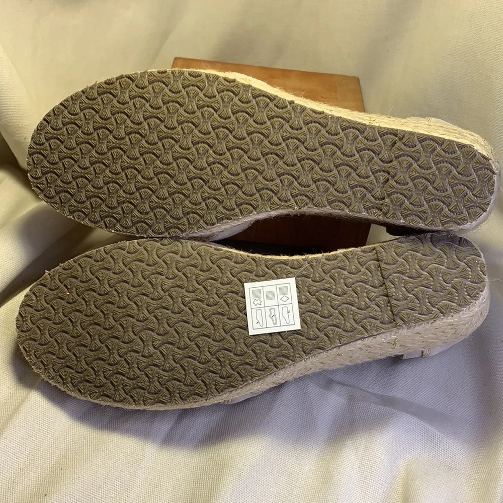 NWOT Sketchers wedge sandals, settle holden thread